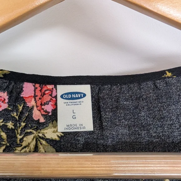 OLD NAVY BLACK FLORAL BLOUSE SIZE LARGE - Picture 4 of 4